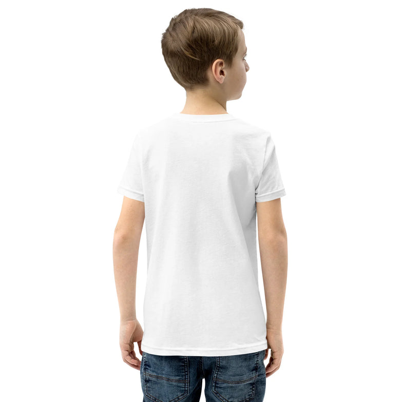 Niño de espaldas con camiseta blanca y jeans, fondo blanco, moda infantil casual