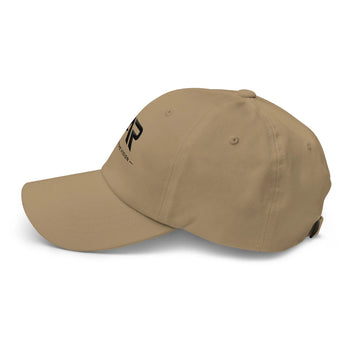 Gorra tipo dad hat beige con diseño AR y texto 'We are the vision' en el costado izquierdo