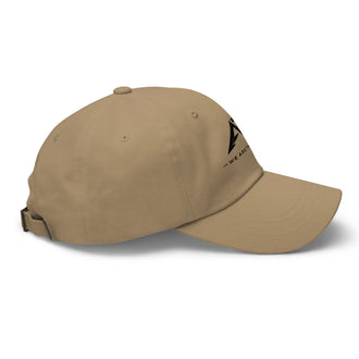 Gorra clásica color caqui con visera curva y ajuste trasero, vista lateral derecha