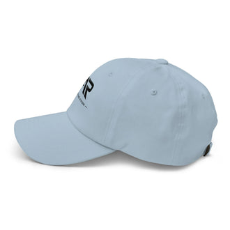 Gorra clásica color celeste con visera curva y detalle negro en el lateral izquierdo