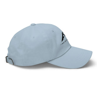 gorra clásica color celeste claro con logotipo negro en el lateral derecho
