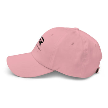 Gorra tipo dad hat rosa clásico con logo negro en el lateral izquierdo, visera curvada