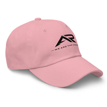 Gorra rosa tipo dad hat con logo AR negro y texto 'We are the vision', vista frontal derecha.