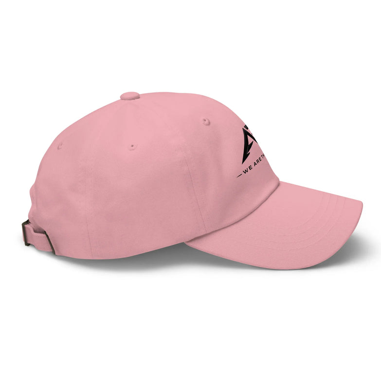 Gorra clásica tipo dad hat rosa, vista lateral derecha, con logotipo negro y cierre ajustable.