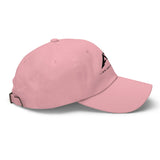 Gorra clásica tipo dad hat rosa, vista lateral derecha, con logotipo negro y cierre ajustable.