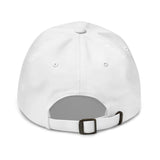 Gorra clásica blanca estilo dad hat vista trasera con hebilla ajustable metálica