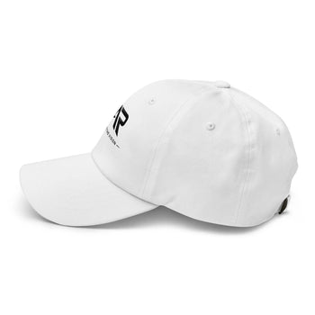 Gorra blanca clásica de algodón con logotipo negro en el lateral izquierdo, estilo casual