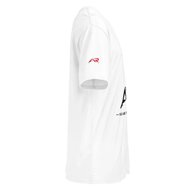 Camiseta blanca premium para hombre, manga corta, logo AR rojo en la manga derecha.