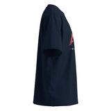 Camiseta oversize unisex orgánica azul marino con cuello alto y logo rojo, vista lateral
