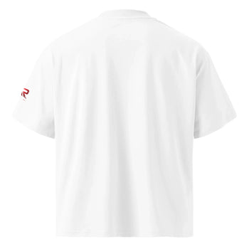 Camiseta blanca unisex oversize con cuello alto, vista trasera, logo rojo en manga