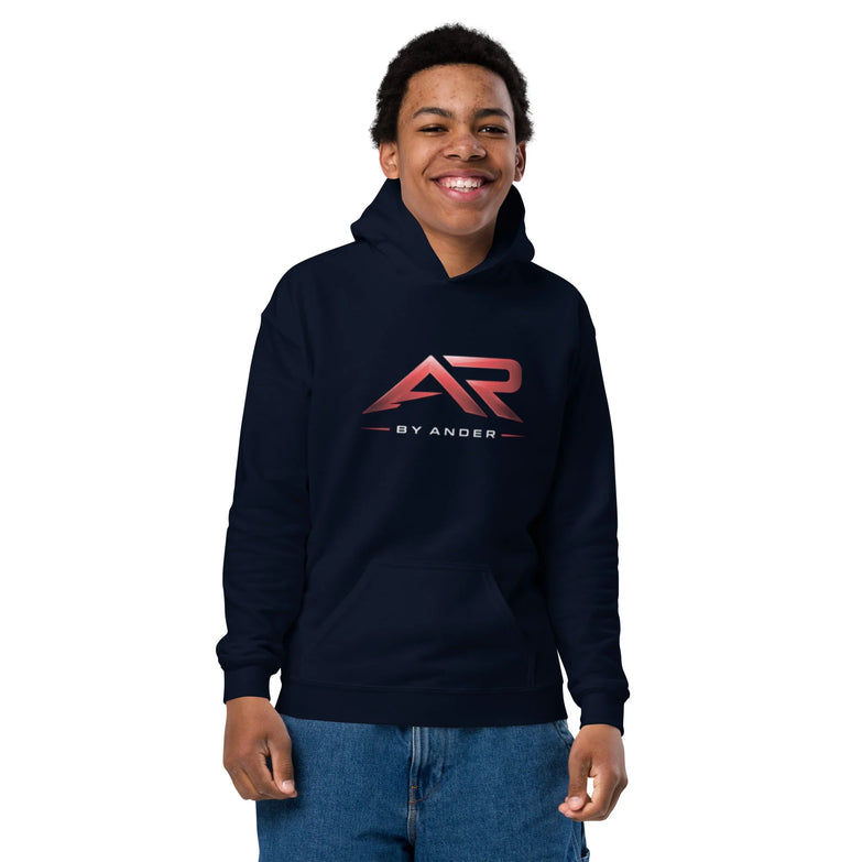 Joven con sudadera azul marino con capucha y logo frontal AR BY ANDER, ropa juvenil moderna