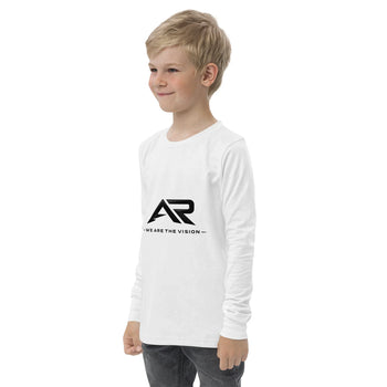 Niño con camiseta blanca de manga larga y logo AR en el pecho, ropa juvenil moderna