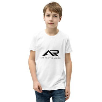 Niño con camiseta blanca estampada 'AR WE ARE THE VISION', fondo blanco, ropa juvenil.