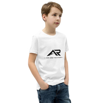 Niño con camiseta blanca juvenil estampada AR y frase 'We Are The Vision', estilo casual.