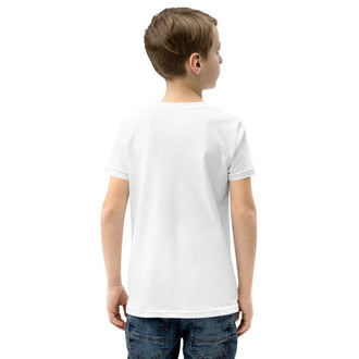 Niño de espaldas con camiseta blanca y jeans, fondo blanco, moda infantil casual