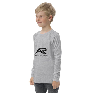 Niño con buzo gris de manga larga y logo AR, moda infantil casual.