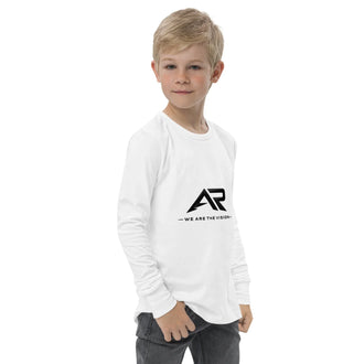 Niño con buso blanco de manga larga y logo negro AR, ropa moderna infantil.
