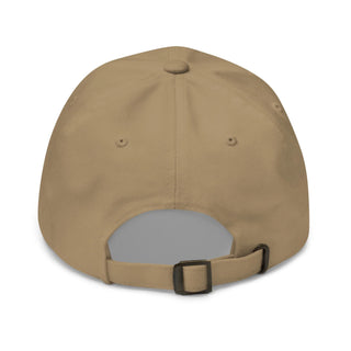 Gorra estilo dad hat color caqui con cierre ajustable vista trasera