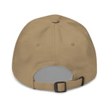 Gorra estilo dad hat color caqui con cierre ajustable vista trasera