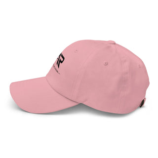 Gorra tipo dad hat rosa clásico con logo negro en el lateral izquierdo, visera curvada