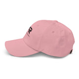 Gorra tipo dad hat rosa clásico con logo negro en el lateral izquierdo, visera curvada