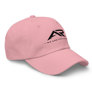 Gorra rosa tipo dad hat con logo AR negro y texto 'We are the vision', vista frontal derecha.