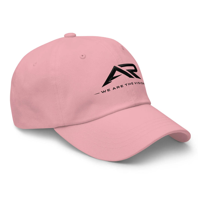 Gorra rosa tipo dad hat con logo AR negro y texto 'We are the vision', vista frontal derecha.
