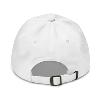 Gorra clásica blanca estilo dad hat vista trasera con hebilla ajustable metálica
