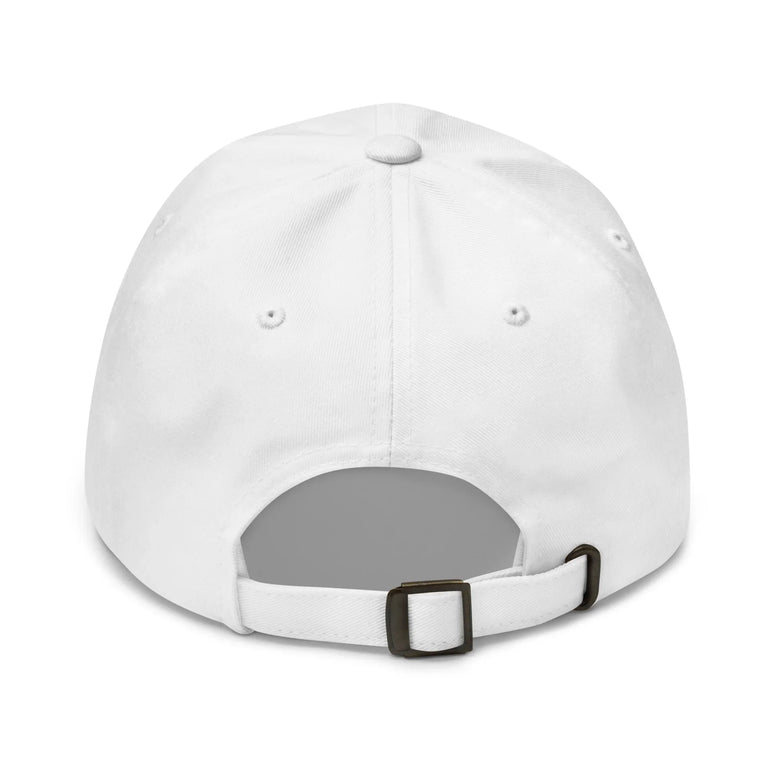 Gorra clásica blanca estilo dad hat vista trasera con hebilla ajustable metálica