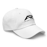 Gorra tipo dad hat clásica blanca con logotipo AR y texto negro bordado en el frente