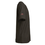 Camiseta negra de manga corta para hombre, vista lateral, logo pequeño en la manga.