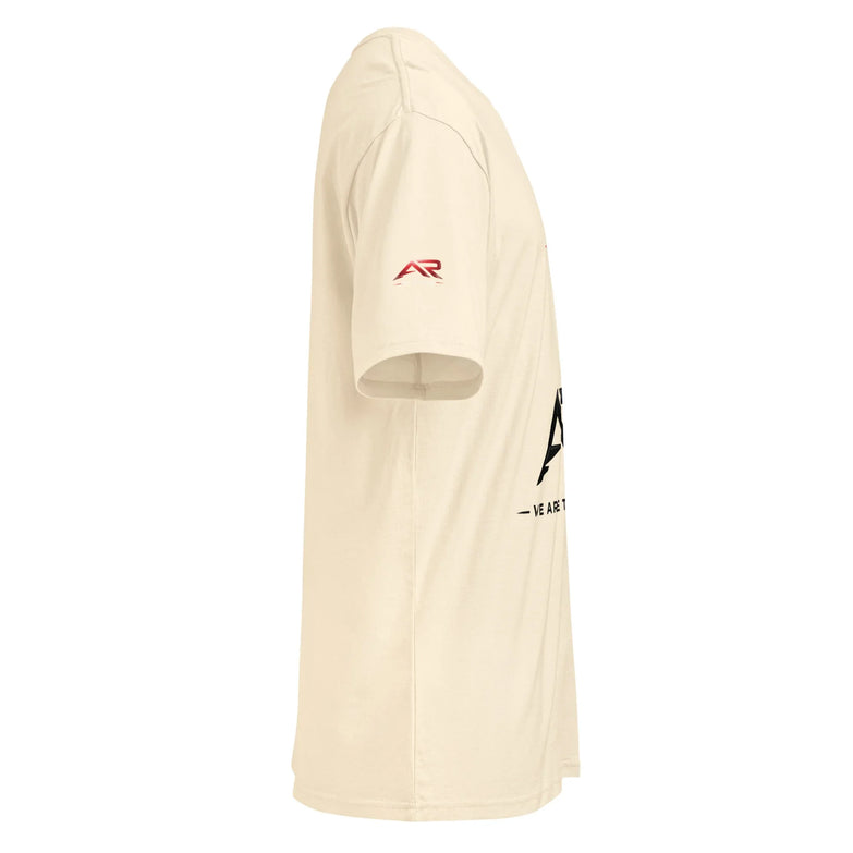 Camiseta premium manga corta hombre color blanco vintage con estampado de letras negras y logo rojo en la manga.