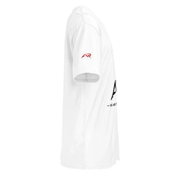 Camiseta blanca premium para hombre, manga corta, logo AR rojo en la manga derecha.