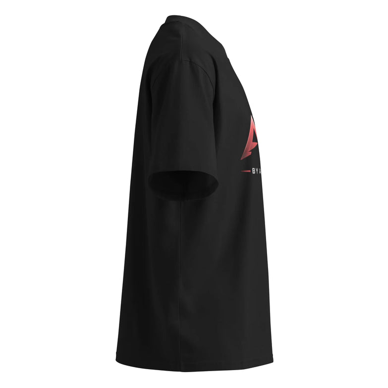 Camiseta oversize negra unisex con cuello alto y logotipo rojo, vista lateral derecha