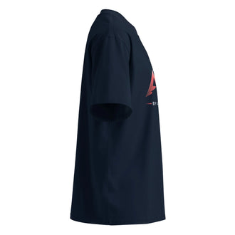 Camiseta oversize unisex orgánica azul marino con cuello alto y logo rojo, vista lateral