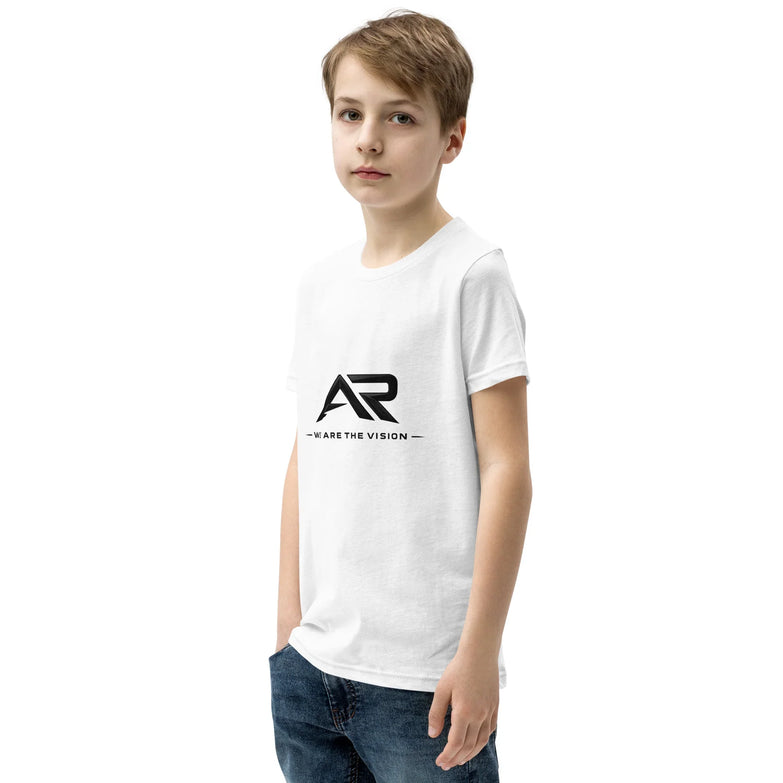 Niño con camiseta blanca AR con texto 'We are the vision', fondo blanco, moda juvenil