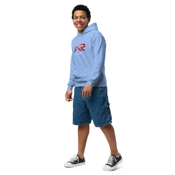 Sudadera juvenil azul Carolina con capucha y logo AR, combinada con bermuda de mezclilla.