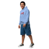 Sudadera juvenil azul Carolina con capucha y logo AR, combinada con bermuda de mezclilla.