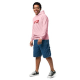 Joven con sudadera rosa claro con capucha y logo AR, shorts de mezclilla y tenis negros.