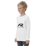 Niño con camiseta blanca de manga larga y logo AR en el pecho, ropa juvenil moderna